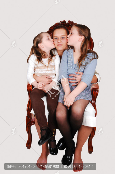 母親和她的兩個女兒。