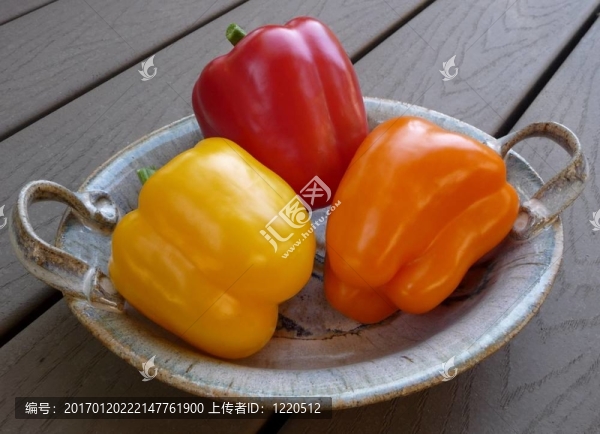 紅色；橙色和黃色的鐘