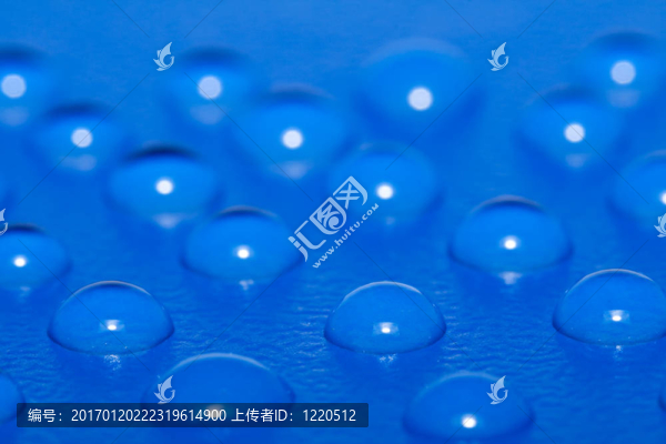 在藍色的表面水滴