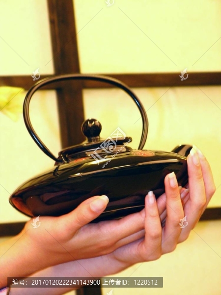 女性手與茶壺