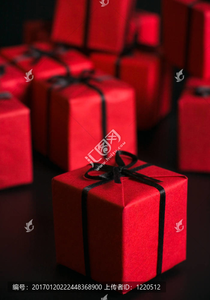 許多紅色的禮品盒
