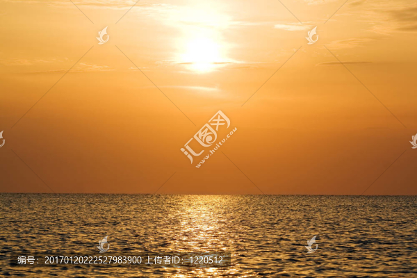 橙色的日落在一個安靜的海灣