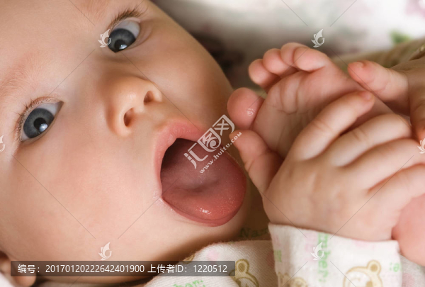 女孩吃吸腿腳