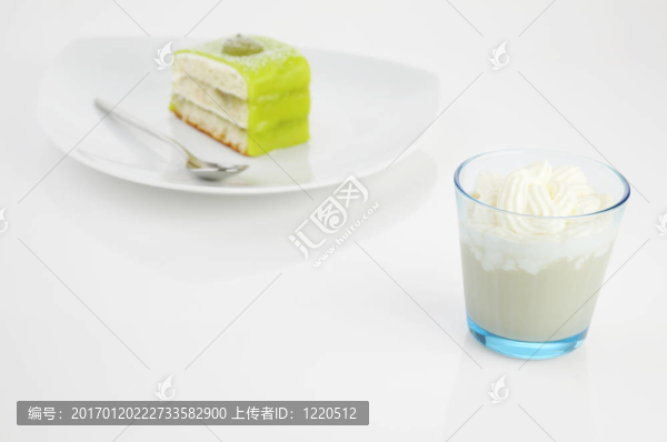 卡布基諾和綠色的蛋糕