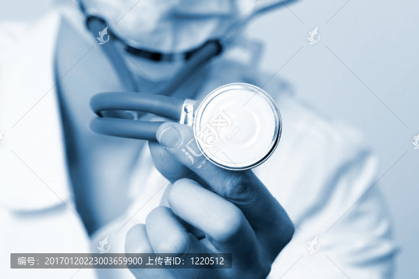 一個(gè)年輕的醫(yī)生用聽(tīng)診器的肖像。