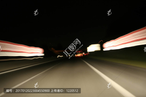 夜晚的道路上