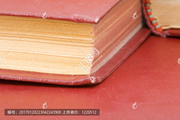 滿是灰塵的書