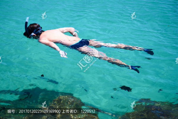 水晶海中游泳
