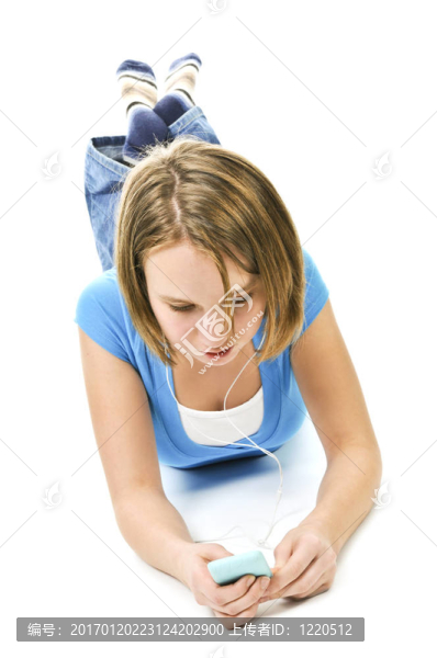 十幾歲的女孩聽音樂
