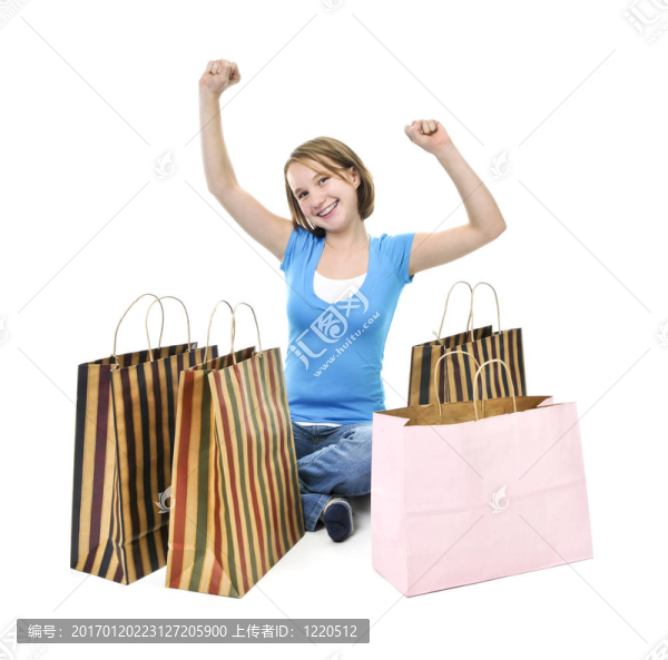 十幾歲的女孩帶著購物袋