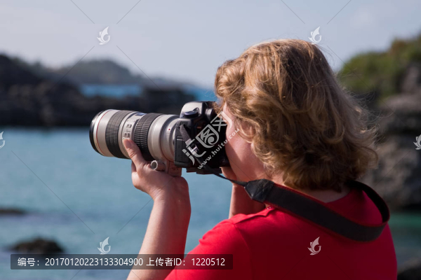 女性；相機(jī)；大白鏡頭。