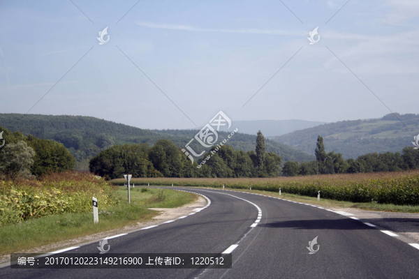 空蕩蕩的街道上