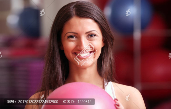 美麗的女孩與一個(gè)球體-匯圖網(wǎng) www.fosd68.com 美麗的女孩與一個(gè)球體