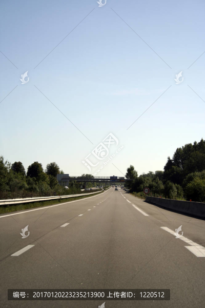 空蕩蕩的街道上-匯圖網(wǎng) www.fosd68.com 空蕩蕩的街道上