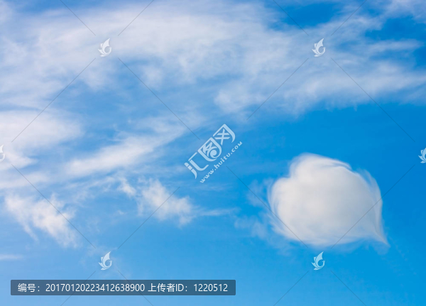 藍(lán)色天空中的心形云