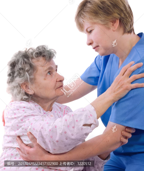 和一個(gè)年長(zhǎng)的女人的護(hù)士-匯圖網(wǎng) www.fosd68.com 和一個(gè)年長(zhǎng)的女人的護(hù)士