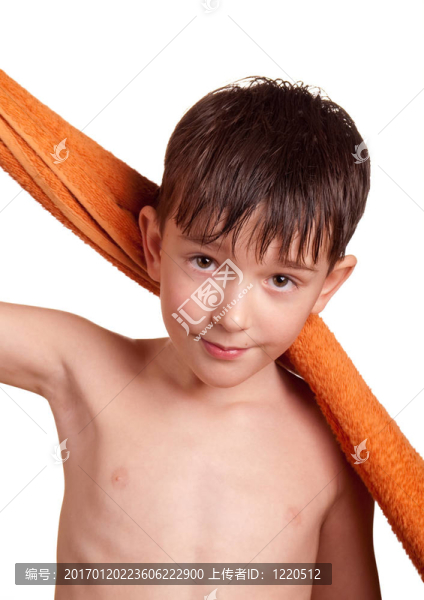洗完澡后的一個男孩