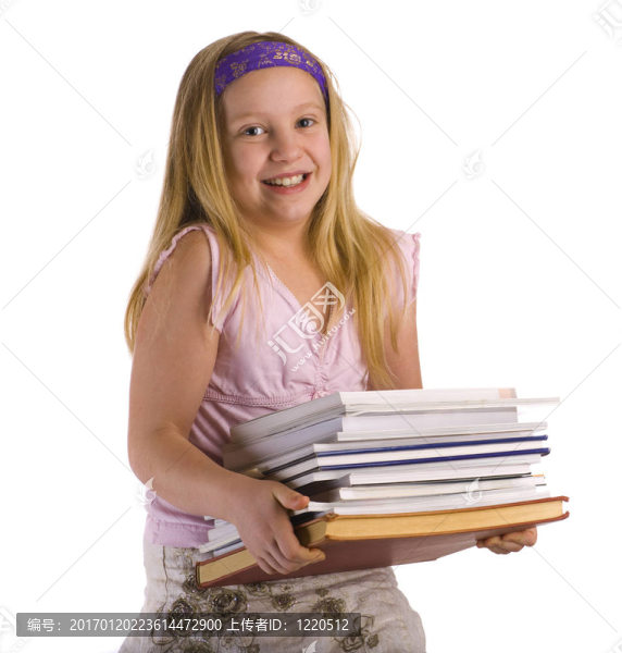 女孩拿著書
