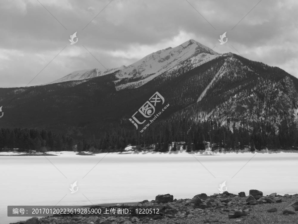 冬季；山峰；湖心島