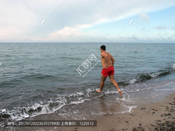 快樂的人跑進海里游泳