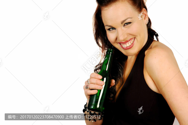 微笑的黑發(fā)與啤酒