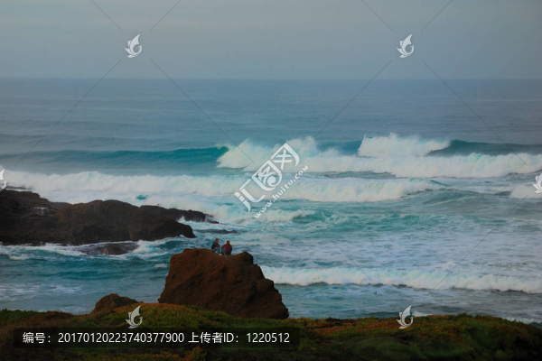 巖石在風(fēng)暴海洋的夫婦-匯圖網(wǎng) www.fosd68.com 巖石在風(fēng)暴海洋的夫婦