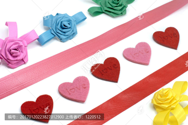 紅色和粉紅色的心和弓