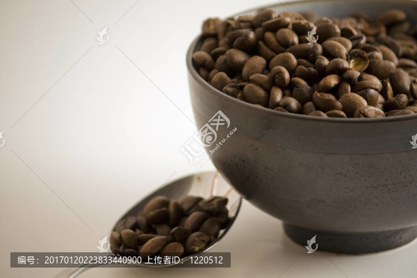 帶勺子的碗里的咖啡