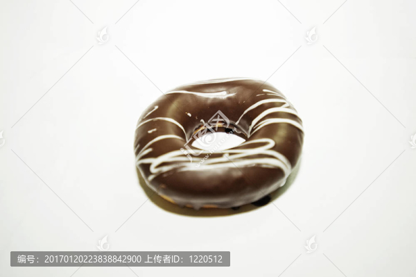 巧克力奶油甜甜圈。