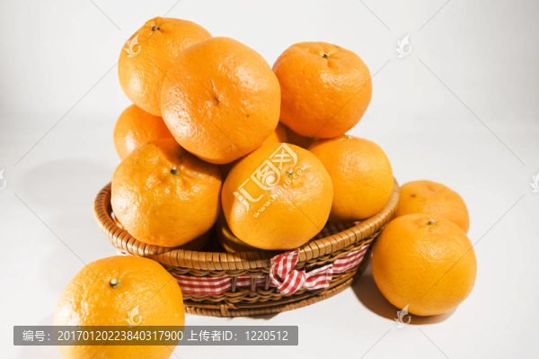 新鮮柑橘與籃子
