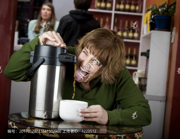 女人直接從飲水機(jī)里喝咖啡-匯圖網(wǎng) www.fosd68.com 女人直接從飲水機(jī)里喝咖啡