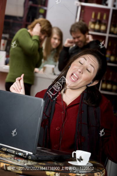 討厭年輕女人大聲歌唱