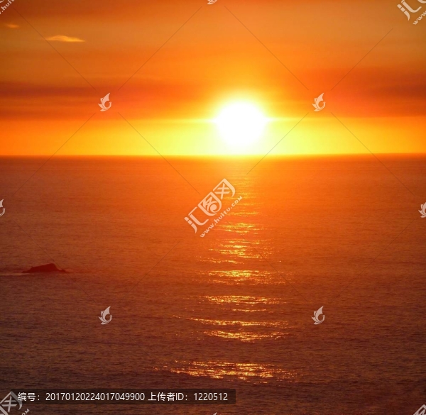 戲劇性的日落在海洋上空