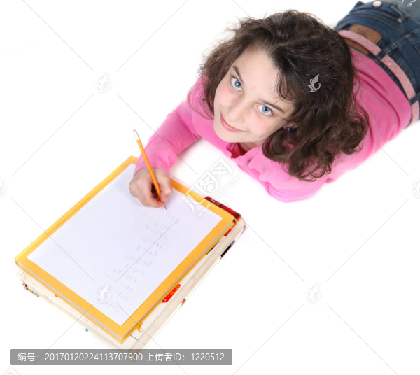 上學年齡的女孩做她的家庭作業(yè)