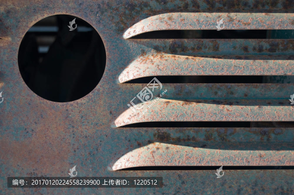 四生銹的引擎蓋鰭和洞