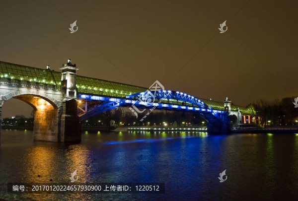 莫斯科河上的步行橋。俄羅斯.夜景。