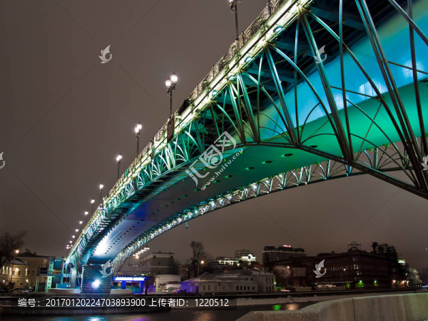 夜間在莫斯科河上的橋