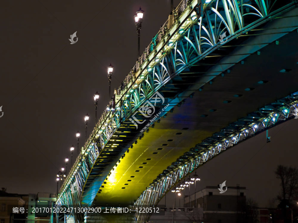 冬季河上的新橋