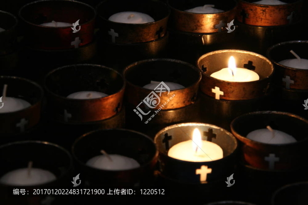 在宗教中燃燒的蠟燭