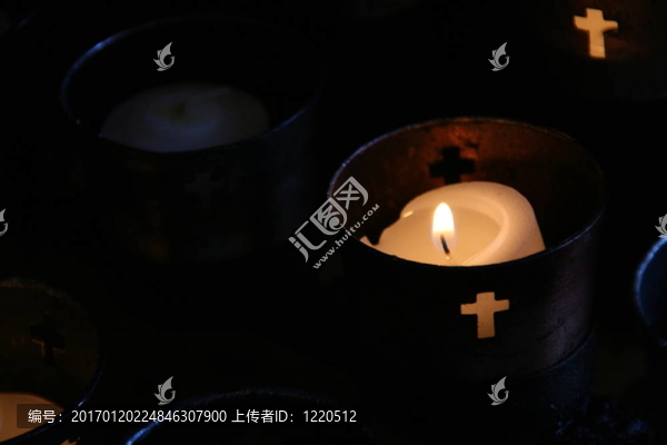 在宗教中燃燒的蠟燭