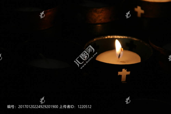 在宗教中燃燒的蠟燭