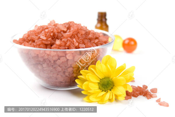 浴鹽；碗和花中的油球