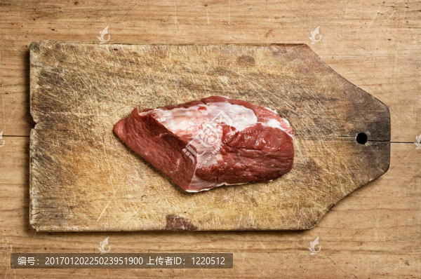 木材上的生肉和平