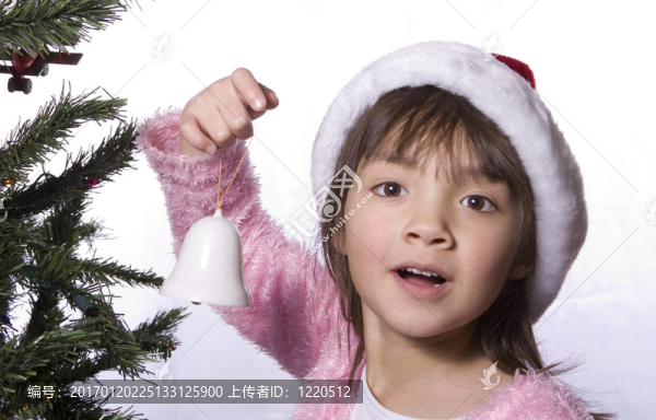 年輕的女孩和一個(gè)圣誕飾品