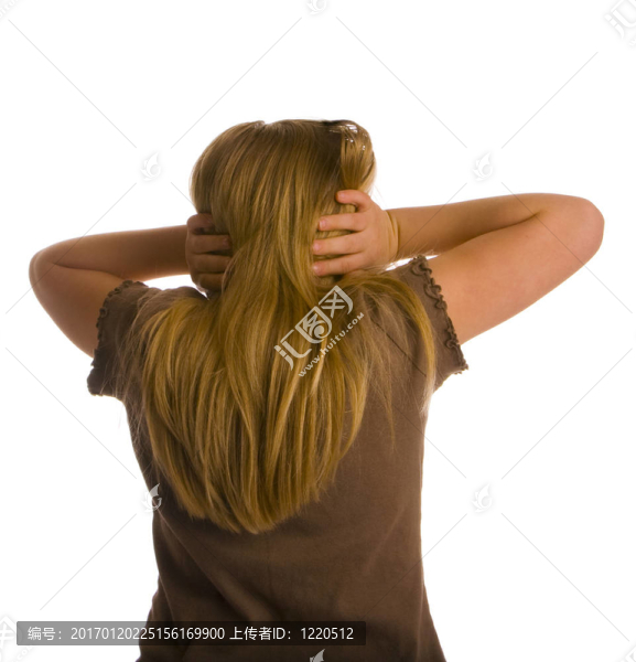 女孩背上豎起耳朵蓋