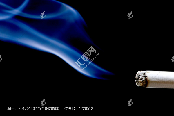 黑背景煙霧香煙