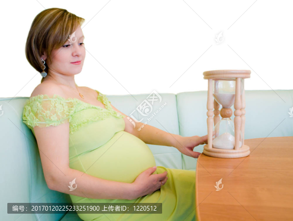 孕婦看著沙漏