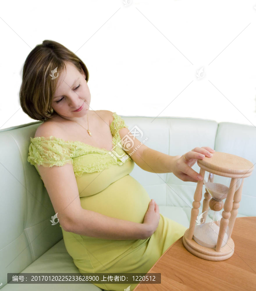 孕婦看著沙漏