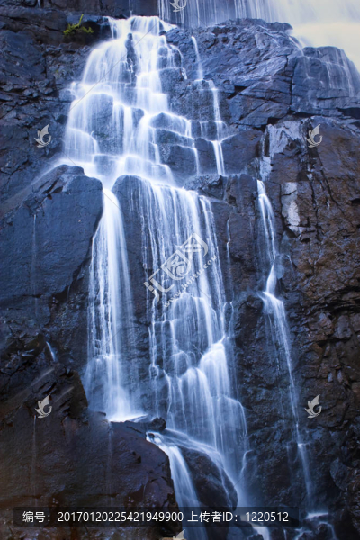 一個(gè)小瀑布