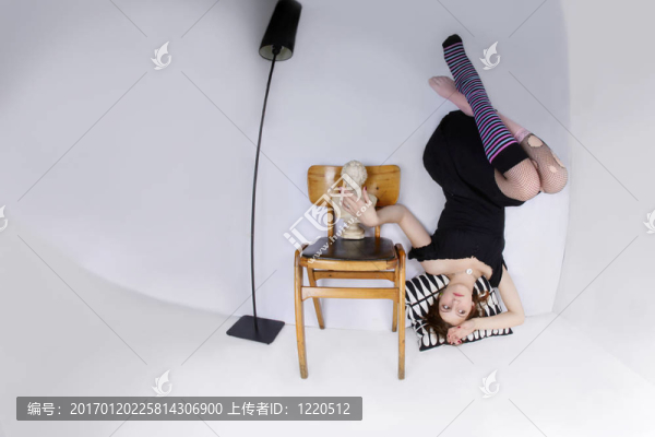 天花板上的少女視覺錯覺